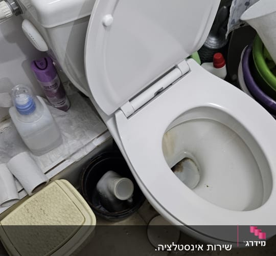 אסלה פתוחה עם מקדחה על הרצפה ליד